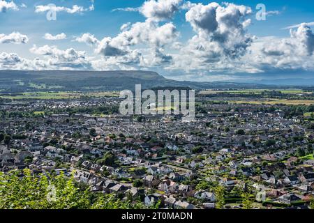 Vue aérienne de la ville de Stirling au pied de la colline du monument William Wallace, Écosse. Banque D'Images