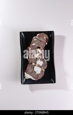 viande de cheval kazy sur une assiette noire. Vue d'en haut. Cuisine chinoise, ingrédient pour hot pot Banque D'Images