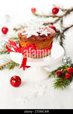 Gâteau aux fruits de Noël avec des flocons de neige de sucre Banque D'Images