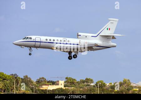 Armée de l'air italienne Dassault Falcon 50 (REG : MM62029) piste d'atterrissage 31 en début d'après-midi. Banque D'Images