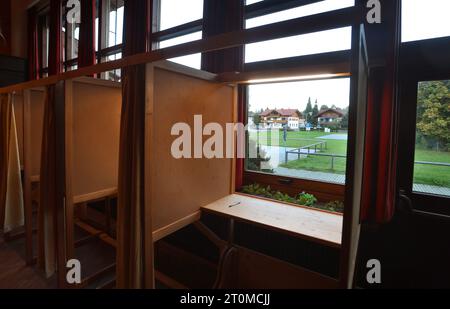 Schwangau, Allemagne. 08 octobre 2023. Vue des bureaux de vote vides dans un bureau de vote. En Bavière, l'élection du 19e Parlement bavarois aura lieu dimanche. Crédit : Karl-Josef Hildenbrand/dpa/Alamy Live News Banque D'Images