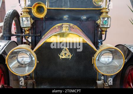 Talmont , France - 09 28 2023 : marque de logo motobloc et signe de texte voiture calandre de radiateur en cuivre de vieux véhicule ancien français historique Banque D'Images