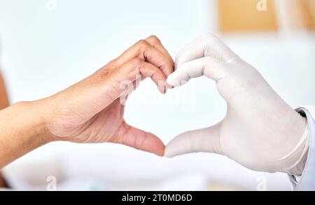 Soins de santé, cardiologie ou mains cardiaques avec un médecin et un patient gros plan dans un hôpital pour l'amour ou le soutien. Médical, santé ou confiance avec un médicament Banque D'Images