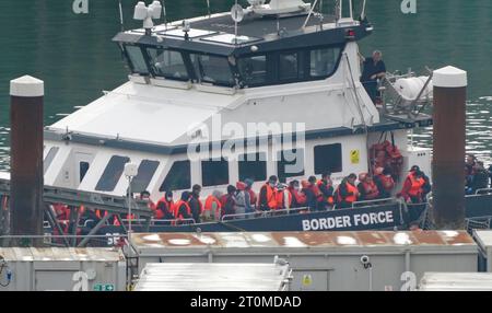 Photo de dossier datée du 02/10/23 d'un groupe de personnes considérées comme des migrants sont amenées à Dover, Kent, d'un navire de la Force frontalière suite à un incident de petit bateau dans la Manche. L'examen par la Cour suprême des plans du gouvernement visant à expulser les demandeurs d'asile intervient près de 18 mois après leur première annonce. Les batailles juridiques en cours ont signifié qu’il n’y a pas encore eu de migrants envoyés dans la nation d’Afrique de l’est dans le cadre de cette politique. Pendant ce temps, la crise des migrants de la Manche se poursuit au milieu de nombreux débats politiques. Date de parution : lundi 9 octobre 2023. Banque D'Images