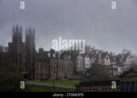 Vieille ville d'Edimbourg ville sur un jour brumeux, sombre en Écosse, Royaume-Uni. Skyline avec New College sur les maisons Mound et Ramsay Garden. Banque D'Images