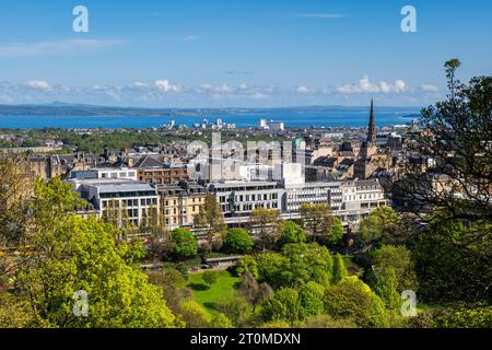 Ville d'Édimbourg en Écosse, Royaume-Uni. Paysage urbain du centre-ville avec Princes Street Gardens vu de la colline du château. Banque D'Images