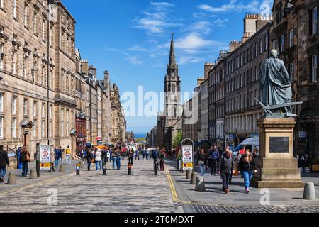 High Street dans le Royal Mile dans la ville d'Édimbourg, Écosse, Royaume-Uni. Adam Smith monument sur la droite et la tour Tron Kirk en bas de la route. Banque D'Images