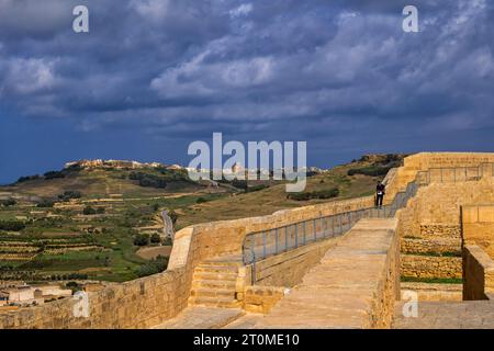 Paysage de campagne des murs de Cittadella dans la ville de Victoria (Rabat) sur l'île de Gozo, Malte, citadelle calcaire du 15-17e siècle. Banque D'Images
