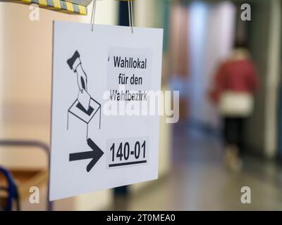 Offenbach, Allemagne. 08 octobre 2023. Une femme se rend au bureau de vote de la Volkshochschule dans la Sonnemannstrasse. En Hesse, l'élection du 21e Parlement de l'État de Hesse a lieu dimanche. Crédit : Andreas Arnold/dpa/Alamy Live News Banque D'Images