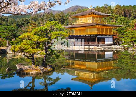 kinkakuji à Rokuonji, alias Pavillon d'or situé à kyoto, japon Banque D'Images