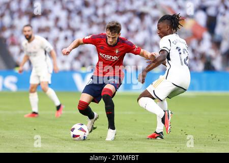 Ante Budimir de CA Osasuna et Eduardo Camavinga du Real Madrid lors du match de football de championnat d'Espagne de la Liga entre le Real Madrid et CA Osasuna le 7 octobre 2023 au stade Santiago Bernabeu de Madrid, Espagne Banque D'Images