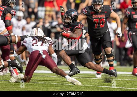 Louisiana-Lafayette Ragin Cajuns Running back Dre'lyn Washington (20) réduit la sécurité des Bobcats de l'État du Texas Bobby Crosby (27) cherche à faire le cap Banque D'Images