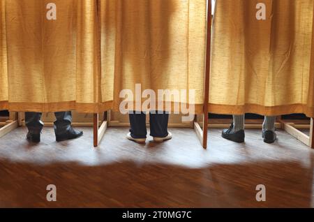 Schwangau, Allemagne. 08 octobre 2023. Les électeurs se tiennent debout dans un bureau de vote. En Bavière, l'élection du 19e Parlement bavarois a lieu dimanche. Crédit : Karl-Josef Hildenbrand/dpa/Alamy Live News Banque D'Images