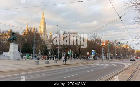 VIENNE, Autriche - 6 janvier 2023 : Doktor Karl Renner-Ring dans un coucher de soleil d'hiver, avec l'hôtel de ville ensoleillé en arrière-plan Banque D'Images