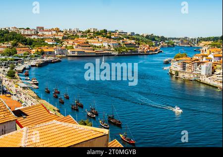 Vue pittoresque de Porto niché sur les rives du fleuve Douro, Portugal Banque D'Images