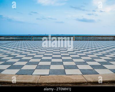 Vue imprenable sur Terrazza Mascagni, pittoresque terrasse belvédère avec une surface pavée en damier, Livourne, Toscane, Italie Banque D'Images