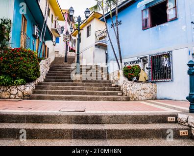 Escalier monumental de la colline de Santa Ana avec des maisons colorées faites dans le style colonial, Guayaquil, Équateur Banque D'Images