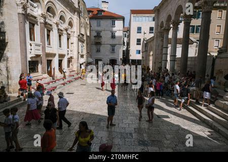 Split, Croatie. 19 septembre 2023. Le péristyle du palais de Dioclétien a servi de salle de réception pour l'empereur Dioclétien et est aujourd'hui l'une des plus belles places de Split. La place est l'un des sites touristiques de la ville et une attraction pour les touristes. L'UNESCO a déclaré le centre-ville du palais site du patrimoine mondial en 1979. Crédit : Jens Kalaene/dpa/Alamy Live News Banque D'Images