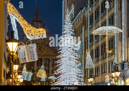 Belle scène de rue de saison de Noël avec arbre de Noël brillant à Budapest Banque D'Images