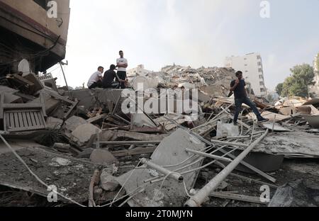 Les Palestiniens inspectent les ruines de la Tour de Watan détruites lors des frappes aériennes israéliennes les Palestiniens inspectent les ruines de la Tour de Watan détruites lors des frappes aériennes israéliennes dans la ville de Gaza, le 8 octobre 2023. Les combats entre les forces israéliennes et le groupe militant palestinien Hamas ont fait rage le 8 octobre, avec des centaines de morts des deux côtés après une attaque surprise contre Israël a incité le Premier ministre Benjamin Netanyahu à avertir qu’ils s’engageaient dans une guerre longue et difficile. Photo de Naaman Omar apaimages ville de Gaza bande de Gaza territoire palestinien 081023 GAZA NAA 0059 Copyright : xapaimagesxNaamanxOmarxxxapaimagesx Banque D'Images