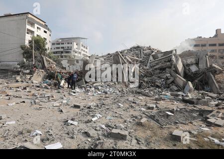 Les Palestiniens inspectent les ruines de la Tour de Watan détruites lors des frappes aériennes israéliennes les Palestiniens inspectent les ruines de la Tour de Watan détruites lors des frappes aériennes israéliennes dans la ville de Gaza, le 8 octobre 2023. Les combats entre les forces israéliennes et le groupe militant palestinien Hamas ont fait rage le 8 octobre, avec des centaines de morts des deux côtés après une attaque surprise contre Israël a incité le Premier ministre Benjamin Netanyahu à avertir qu’ils s’engageaient dans une guerre longue et difficile. Photo de Naaman Omar apaimages ville de Gaza bande de Gaza territoire palestinien 081023 GAZA NAA 0058 Copyright : xapaimagesxNaamanxOmarxxxapaimagesx Banque D'Images