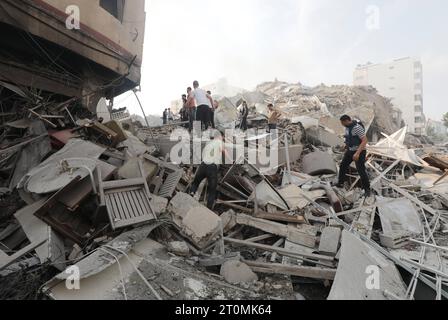 Les Palestiniens inspectent les ruines de la Tour de Watan détruites lors des frappes aériennes israéliennes les Palestiniens inspectent les ruines de la Tour de Watan détruites lors des frappes aériennes israéliennes dans la ville de Gaza, le 8 octobre 2023. Les combats entre les forces israéliennes et le groupe militant palestinien Hamas ont fait rage le 8 octobre, avec des centaines de morts des deux côtés après une attaque surprise contre Israël a incité le Premier ministre Benjamin Netanyahu à avertir qu’ils s’engageaient dans une guerre longue et difficile. Photo de Naaman Omar apaimages ville de Gaza bande de Gaza territoire palestinien 081023 GAZA NAA 0052 Copyright : xapaimagesxNaamanxOmarxxxapaimagesx Banque D'Images