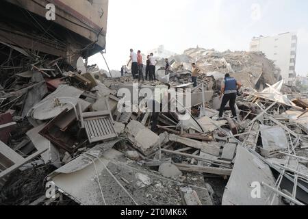 Les Palestiniens inspectent les ruines de la Tour de Watan détruites lors des frappes aériennes israéliennes les Palestiniens inspectent les ruines de la Tour de Watan détruites lors des frappes aériennes israéliennes dans la ville de Gaza, le 8 octobre 2023. Les combats entre les forces israéliennes et le groupe militant palestinien Hamas ont fait rage le 8 octobre, avec des centaines de morts des deux côtés après une attaque surprise contre Israël a incité le Premier ministre Benjamin Netanyahu à avertir qu’ils s’engageaient dans une guerre longue et difficile. Photo de Naaman Omar apaimages ville de Gaza bande de Gaza territoire palestinien 081023 GAZA NAA 0053 Copyright : xapaimagesxNaamanxOmarxxxapaimagesx Banque D'Images