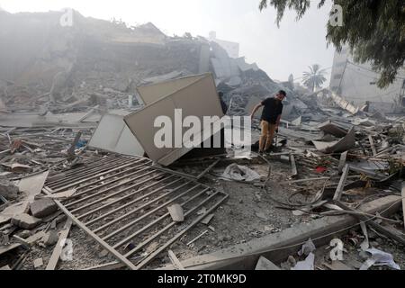 Les Palestiniens inspectent les ruines de la Tour de Watan détruites lors des frappes aériennes israéliennes les Palestiniens inspectent les ruines de la Tour de Watan détruites lors des frappes aériennes israéliennes dans la ville de Gaza, le 8 octobre 2023. Les combats entre les forces israéliennes et le groupe militant palestinien Hamas ont fait rage le 8 octobre, avec des centaines de morts des deux côtés après une attaque surprise contre Israël a incité le Premier ministre Benjamin Netanyahu à avertir qu’ils s’engageaient dans une guerre longue et difficile. Photo de Naaman Omar apaimages ville de Gaza bande de Gaza territoire palestinien 081023 GAZA NAA 0046 Copyright : xapaimagesxNaamanxOmarxxxapaimagesx Banque D'Images