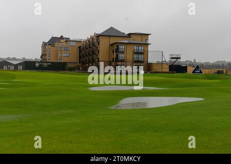 St Andrews, Royaume-Uni. 8 octobre 2023. Le 16e green sur un Old course inondé alors que la pluie s'arrête de jouer les jours 3 et 4 du Alfred Dunhill Links Championship 2023. Crédit : Tim Gray/Alamy Live News Banque D'Images