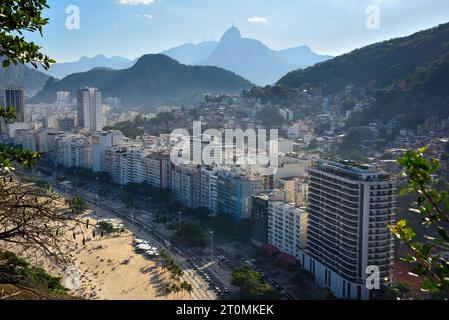 Leme Beach vu de forte Duque de Caxias (forte do Leme) - Rio de Janeiro, Brésil Banque D'Images