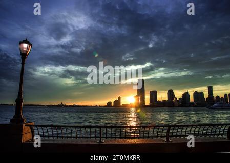 Coucher de soleil magique sur Jersey City, vu depuis le Battery Park à Manhattan, New York Banque D'Images