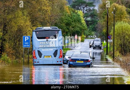 Callander, Royaume-Uni. 08 octobre 2023 photo : des voitures sont bloquées dans des inondations au nord de Callander sur la A84. Crédit : Rich Dyson/Alamy Live News Banque D'Images
