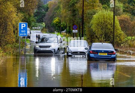 Callander, Royaume-Uni. 08 octobre 2023 photo : des voitures sont bloquées dans des inondations au nord de Callander sur la A84. Crédit : Rich Dyson/Alamy Live News Banque D'Images