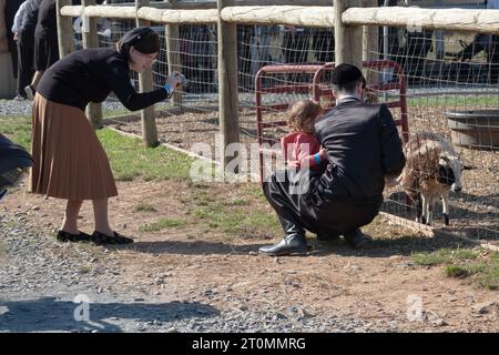 Une famille juive orthodoxe célèbre Soukkos en visitant un zoo pour enfants et un endroit amusant pour les enfants. A Monsey, New York. Banque D'Images