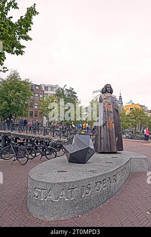 amsterdam, pays-bas -- 2023.10.04 : zwanenburgwal – monument / statue baruch de spinoza (inscription : le but de l'état est la liberté) -- [cr Banque D'Images