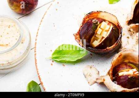Délicieuses figues enveloppées de bacon. En-cas festifs. Banque D'Images