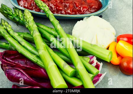 Salade appétissante aux asperges, laitue, tomates fraîches et œuf poché. Alimentation saine Banque D'Images