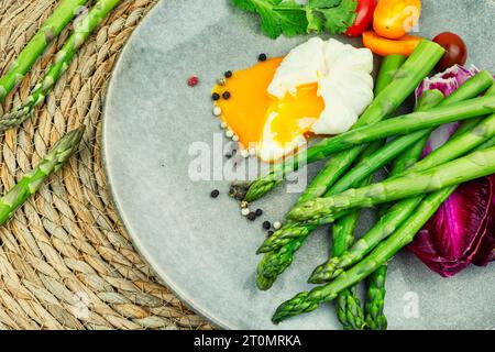 Salade préparée avec asperges, laitue, tomate et œuf poché. Banque D'Images