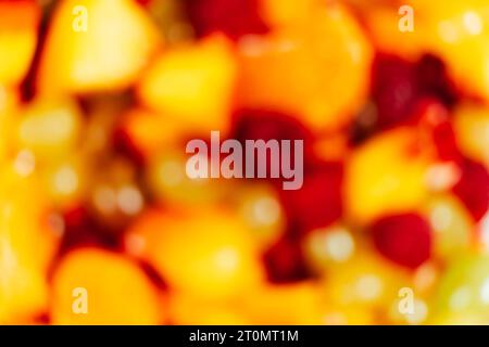 Salade de fruits avec fruits tranchés, raisins mélangés, framboises, nectarines, mandarines et pommes Banque D'Images
