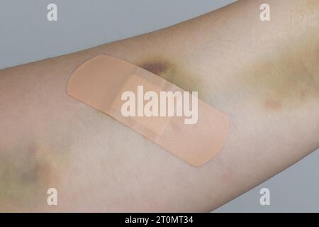 Main humaine avec aide-bande rapprochée Banque D'Images