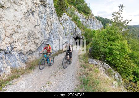 Mère et fils, touristes sur un voyage à vélo dans la campagne autour de Pivka, vélo sur la vieille route militaire italienne construite avant la première Guerre mondiale, slovénie Banque D'Images