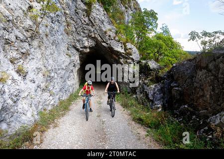 Mère et fils, touristes sur un voyage à vélo dans la campagne autour de Pivka, vélo sur la vieille route militaire italienne construite avant la première Guerre mondiale, slovénie Banque D'Images