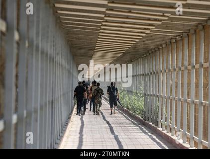 Gaza, Palestine. 07 octobre 2023. Palestiniens au point de passage d’Erez, également connu sous le nom de point de passage de Beit Hanoun, entre Israël et le nord de la bande de Gaza, après que le Hamas ait lancé une attaque de grande envergure contre Israël. Les militants palestiniens ont commencé une «guerre» contre Israël, a déclaré le ministre de la Défense du pays le 7 octobre après qu'un barrage de roquettes ait été tiré et que des combattants de l'enclave palestinienne se soient infiltrés en Israël, une escalade majeure dans le conflit israélo-palestinien. (Photo Ahmed Zakot/SOPA Images/Sipa USA) crédit : SIPA USA/Alamy Live News Banque D'Images