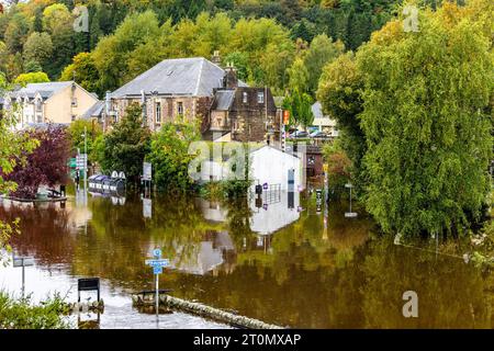 Callander, Royaume-Uni. 08 octobre 2023 photo : la ville montagneuse de Callander est inondée alors que les rives du Teith se brisent. Crédit : Rich Dyson/Alamy Live News Banque D'Images