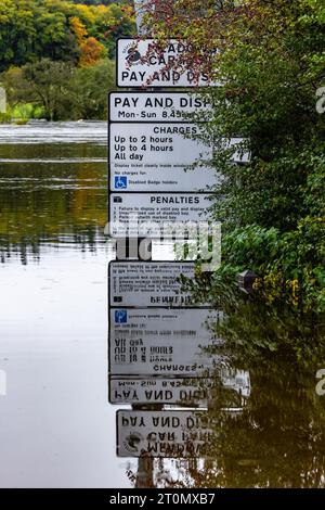 Callander, Royaume-Uni. 08 octobre 2023 photo : la ville montagneuse de Callander est inondée alors que les rives du Teith se brisent. Crédit : Rich Dyson/Alamy Live News Banque D'Images