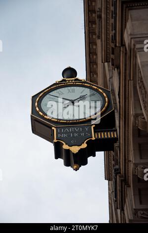 Horloge, Harvey Nichols, Knightsbridge, Londres, Royaume-Uni Banque D'Images