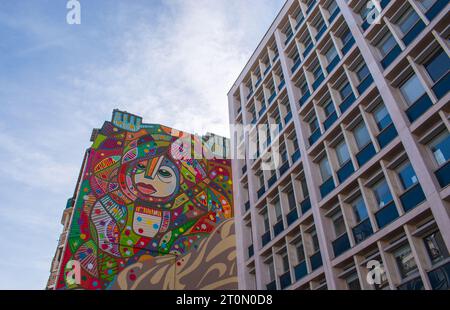 Paris, France - 10 06 2023 : Street art dans une rue du 19e arrondissement de Paris Banque D'Images