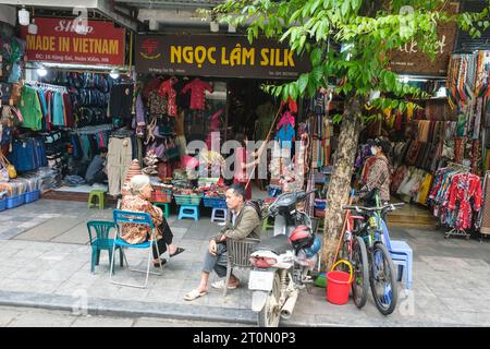 Hanoi, Vietnam. Scène de rue, vendeurs de vêtements. Banque D'Images