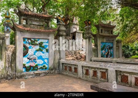 Hanoi, Vietnam. Temple Ngoc son, Temple de la montagne de Jade. Peintures murales près de l'entrée du Temple. Banque D'Images