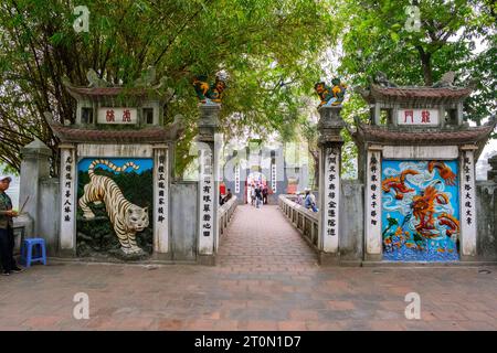 Hanoi, Vietnam. Entrée au temple Ngoc son, temple de la montagne de Jade. Banque D'Images